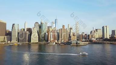 美国纽约著名城市的鸟瞰图。 无人机在东河上空飞行，船驶过曼哈顿。